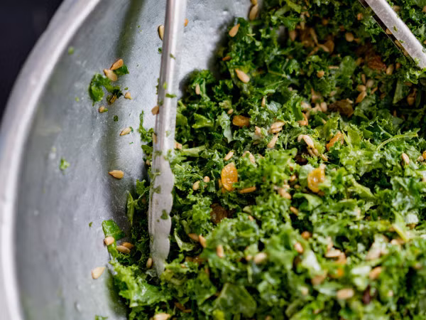 Salad với cá hồi, khoai lang, bơ: Cá hồi là thực phẩm tăng cường trao đổi chất kết hợp với khoai lang, bơ tạo nên bữa ăn trưa ngon miệng. Tổng calo trong 1 khẩu phần (2,5 tách salad) = 387.