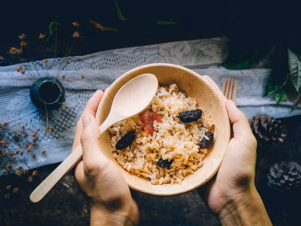 Một bát Burrito: Được làm từ gạo nâu luộc, khoai lang nướng, rất nhiều rau xanh, một nửa chén đậu đen và một lát lớn sữa chua. Món ăn mang tới sự ngon miệng, độc đáo cho người dùng.