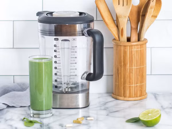 Sinh tố rau, củ, quả: Dành cho những người không có nhiều thời gian nhưng vẫn cung cấp năng lượng cho cơ thể. Bạn chỉ cần dâu tây tươi, chuối, rau bina, sữa chua không béo và thìa mật ong để tạo ra món đồ uống này. Tổng calo trong 1 bữa ăn = 310.