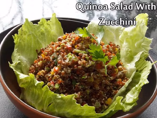 Quinoa Salad: Hạt Quinoa thay thế lớn cho protein trong lúa gạo, lúa mì, và ngũ cốc khác. Thêm vào đó, món ăn có hàm lượng calo không cao này giàu canxi, magiê, mangan, vitamin B và E, và các loại sợi. Và hummus (làm từ chickpeas và tahini) thêm vào giảm nỗi lo về lượng protein.