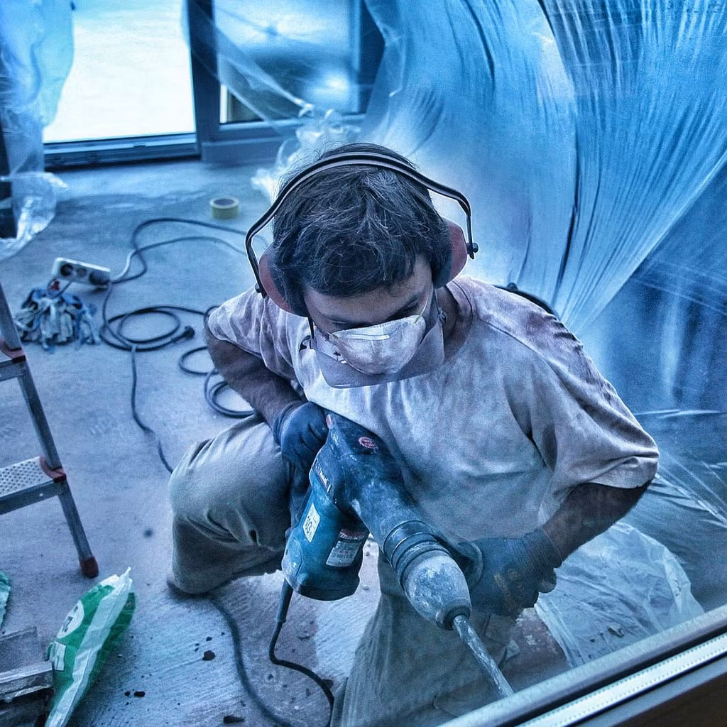 Không khoan vào ngày Chủ Nhật: Tại Đức, Chủ nhật được xem là ngày thư giãn của mọi người nên không ai được phép khoan tường. Nhiều cửa hàng ở nước này cũng đóng cửa vào ngày Chủ nhật, mọi người sẽ tranh thủ nghỉ ngơi sau một tuần làm việc vất vả.