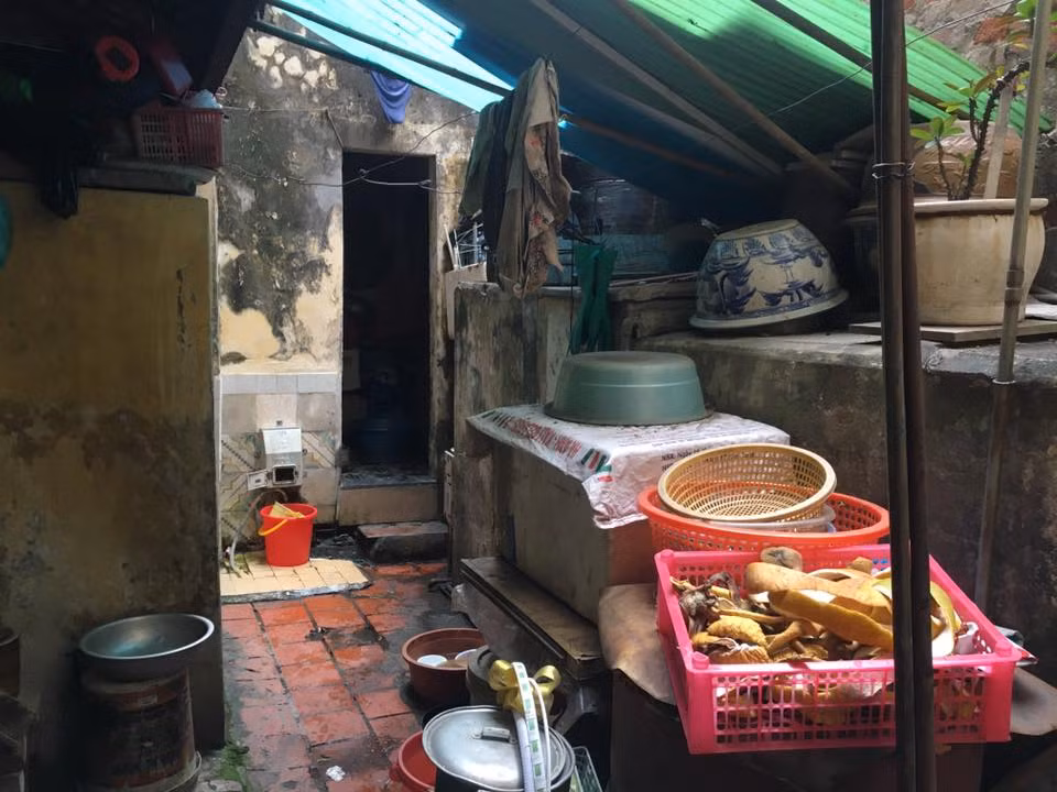 Khoảng sân chật hẹp trước cửa nhà tắm và nhà vệ sinh của căn biệt thự là diện tích sử dụng chung của các hộ dân.