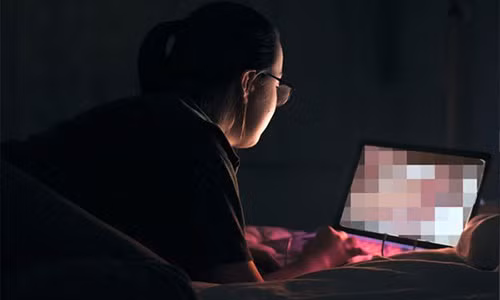 Ta hoa thay vo co "hanh dong la" truoc man hinh may tinh