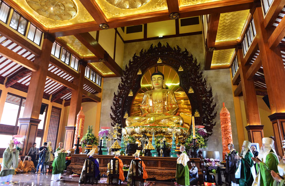 Tượng Phật tại chánh điện được tôn tạo và hoàn thiện tại chỗ, do Tăng, Ni, Phật tử miền Bắc cung tiến với kỹ thuật của các nghệ nhân làng đồng Ý Yên, Nam Định.