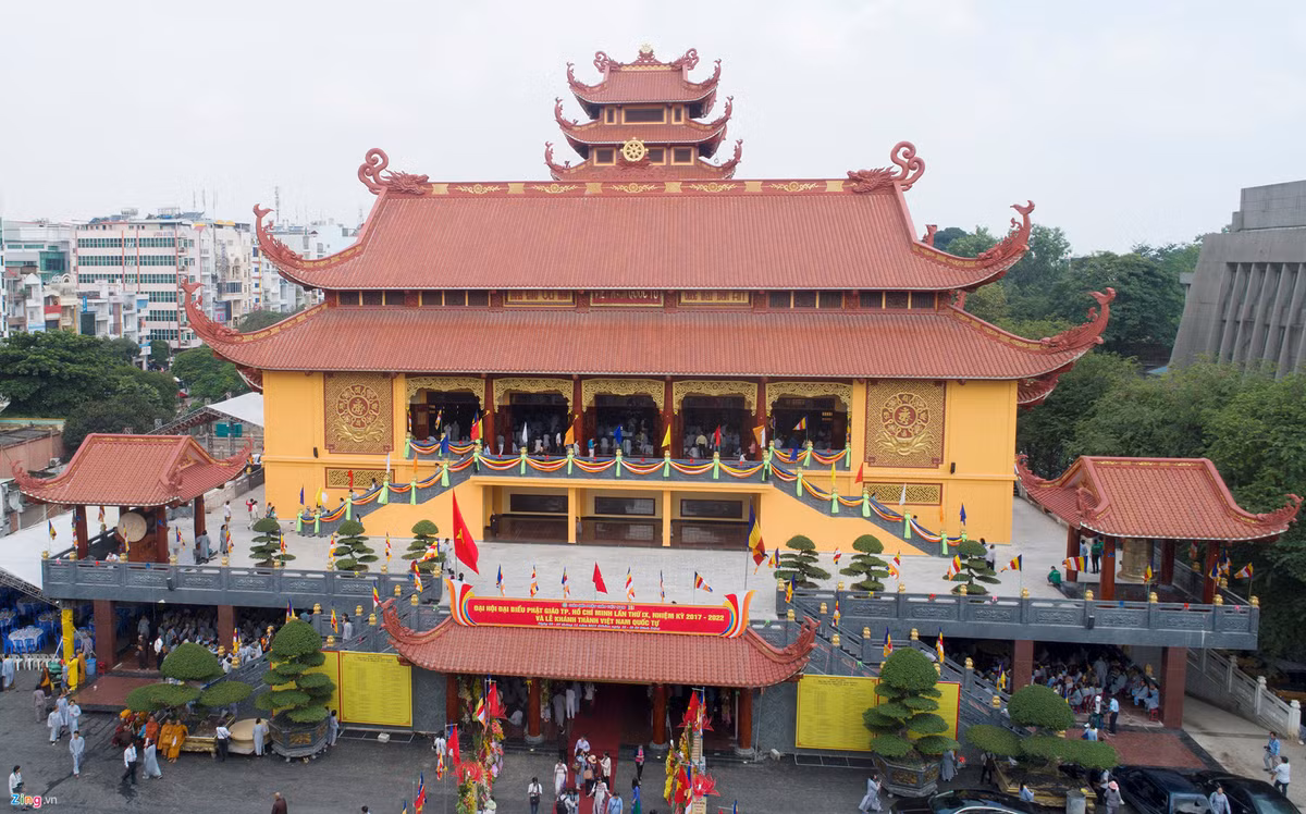 Ngày 7/11, Chư tôn đức giáo phẩm Ban chứng minh, Ban Trị sự GHPGVN TP.HCM tổ chức khánh thành Việt Nam Quốc tự - trụ sở mới của Ban Trị sự Phật giáo thành phố tại đường 3/2, quận 10. Ngôi chánh điện được xây dựng trên khuôn viên đất hơn 7.200 m do UBND TP bàn giao thêm cho BTS Phật giáo TP quản lý vào năm 2014, nhằm mở rộng và xây dựng Việt Nam Quốc tự thành một trung tâm hành chánh - văn hóa - tâm linh. Việt Nam Quốc tự được khởi công xây dựng vào ngày 12/10/2014 (nhằm ngày vía Đức Quán Thế Âm Bồ Tát, 19/9 Giáp Ngọ), là công trình trọng điểm chào mừng Đại hội Đại biểu Phật giáo TP.HCM lần thứ IX, cũng là để kỷ niệm ngày thành lập GHPGVN (7/11/1981). Tổng kinh phí đầu tư cho dự án Việt Nam Quốc tự là 250 tỷ đồng, trong đó phần chánh điện được đầu tư với chi phí 180 tỷ.