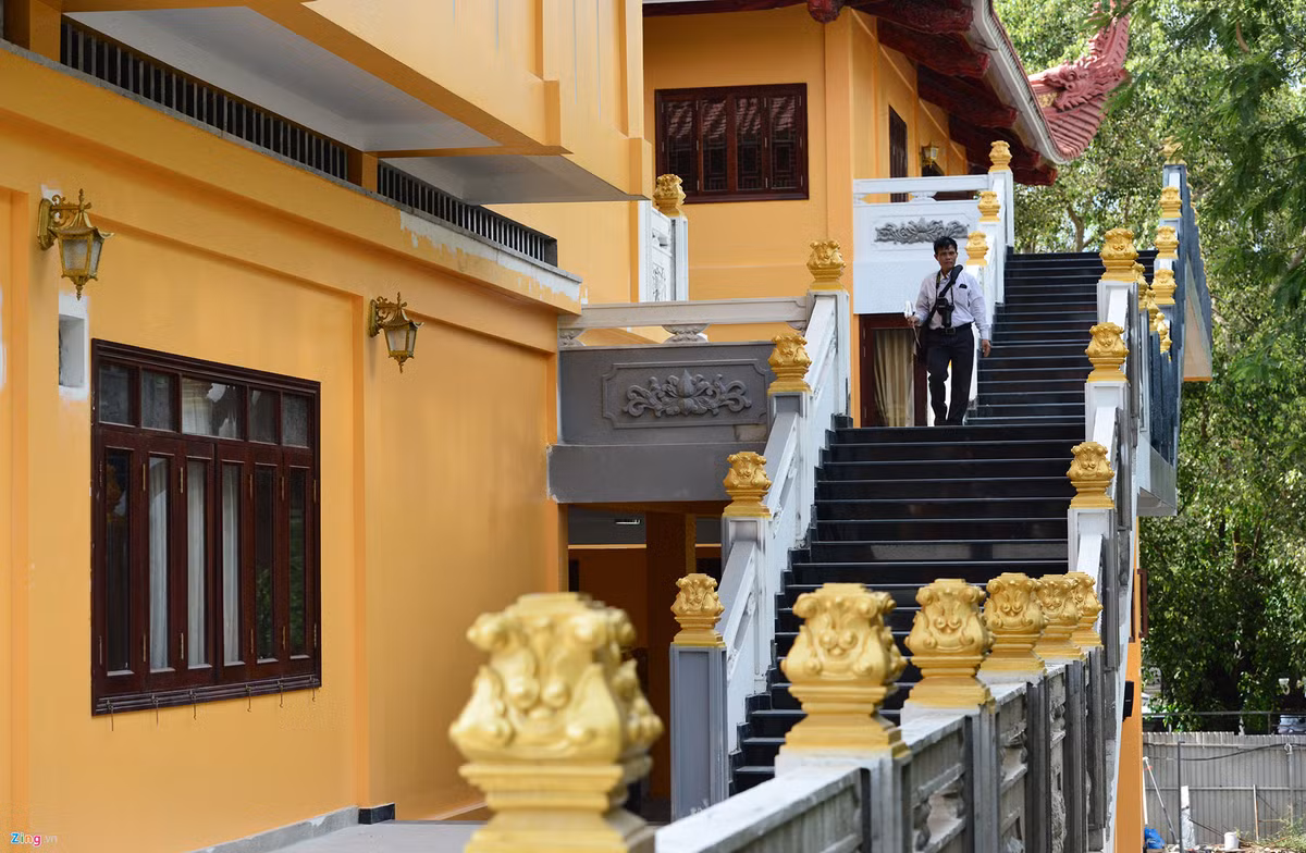 Hành lang hai bên chánh điện bậc tam cấp lên xuống rộng rãi.