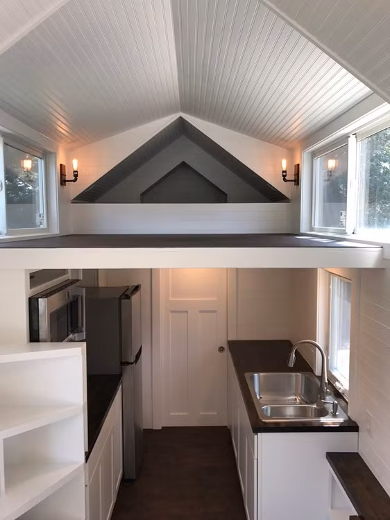 Dù nhỏ nhưng ngôi nhà di động vẫn đầy đủ tiện nghi với phóng bếp sạch sẽ.