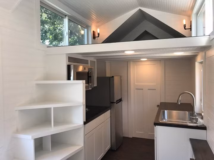 Cầu thang dẫn lên gác xép dùng làm phòng ngủ.