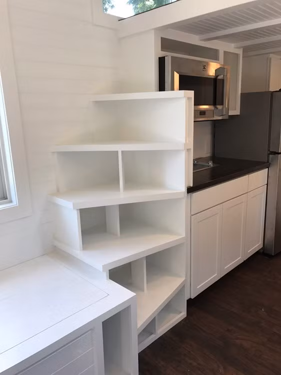 Khoảng trống phía dưới các bậc thang được tận dụng là chỗ để đồ.