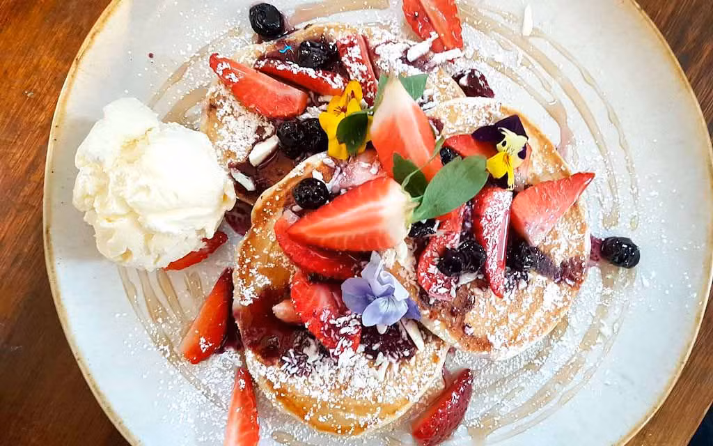 2. Babble café and bar Nằm trong một căn nhà cổ với không gian ấm cúng, Babble café and bar là một địa điểm tuyệt vời để thưởng thức một phần pancake hấp dẫn.