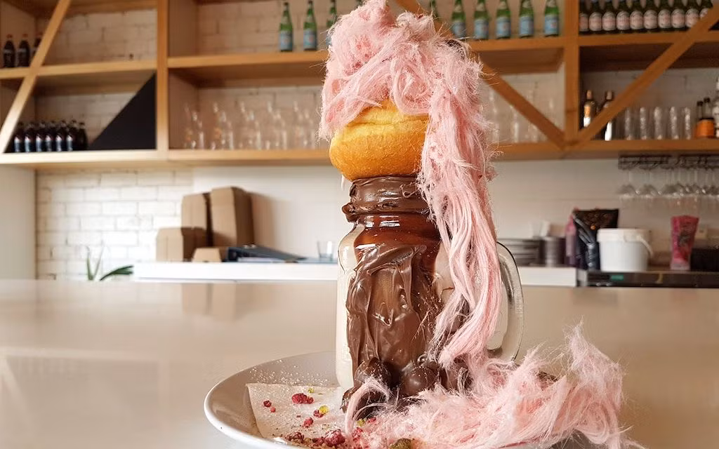 4. District North Một phần sữa lắc với bánh donut và chút kẹo bông bồng bềnh như một chú kỳ lân kiêu kỳ, đây là một phần ăn tuyệt vời cho một ngày chủ nhật ngập nắng.