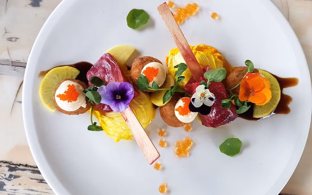 5. The Glass Den Đây chắc hẳn là nơi có nhiều món ăn dễ thương nhất bạn từng thấy. Vừa đẹp lại ngon không cưỡng được, bạn còn chần chừ gì mà không ghé tới?