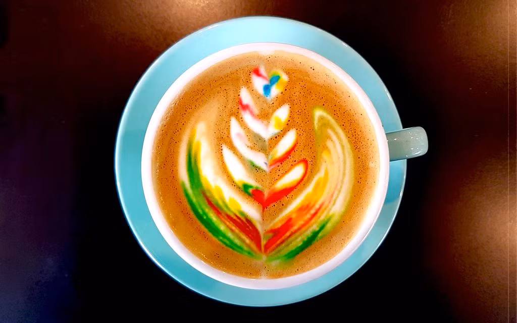 3. Café Lafayette Nếu nghiện cà phê, bạn không thể không tới Lafayette và gọi một ly cà phê cầu vồng. Hương vị hấp dẫn và màu sắc bắt mắt sẽ thỏa mãn cả thị giác và vị giác của bạn.