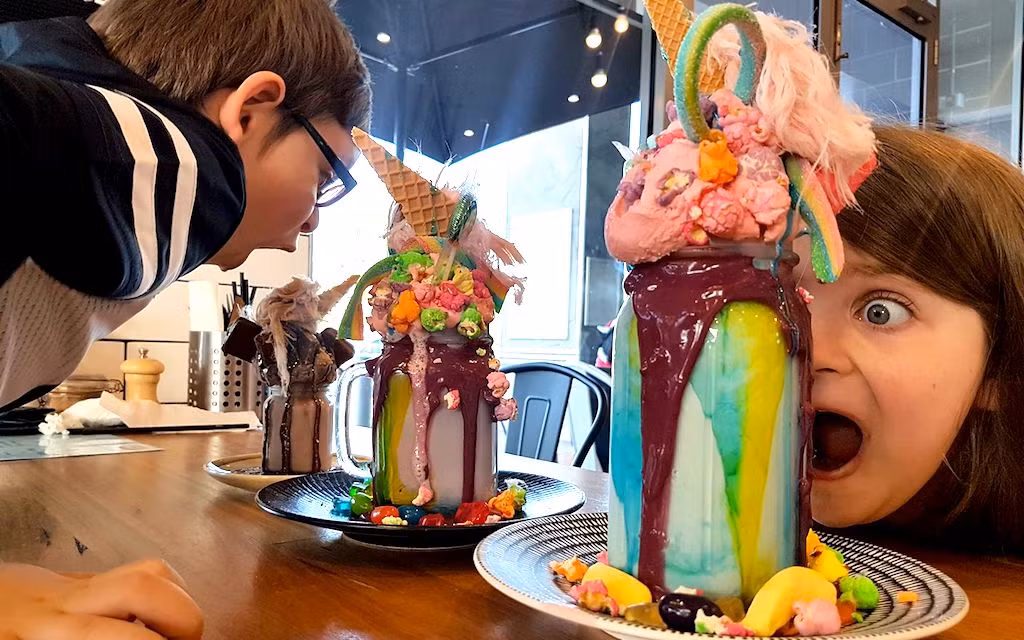 9. Sugar buns bakery café Đây là cửa tiệm được người dân Melbourne yêu thích nhất khi muốn thưởng thức sữa lắc. Món sữa lắc kỳ lân rực rỡ này không chỉ phục vụ tốt khâu “sống ảo” của các chị em mà còn khiến bạn no căng.