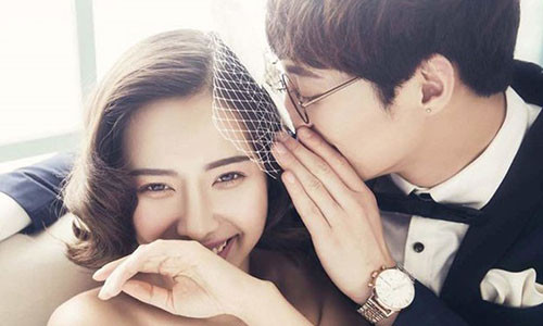 Phụ nữ 40 luôn biết được sức hấp dẫn của mình (Ảnh minh họa).