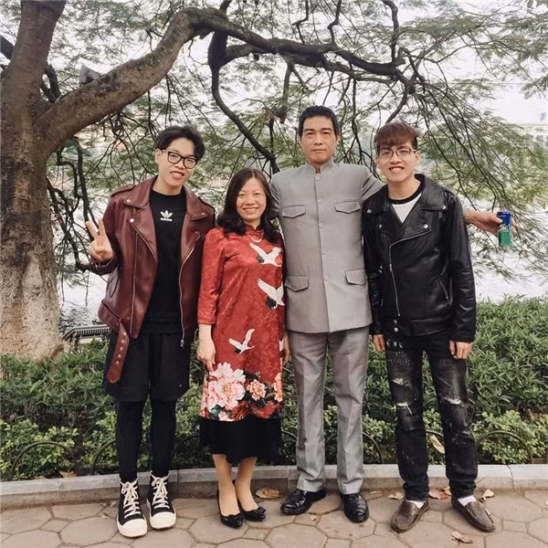 Khong can dao keo, dien mao em trai Duc Phuc van dep bat ngo