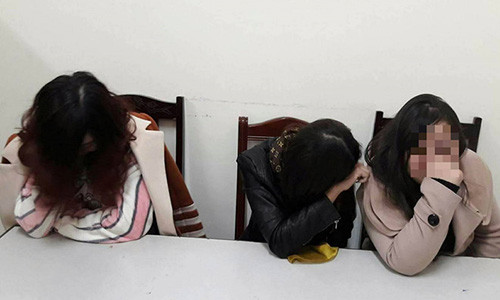 Hai gái bán dâm và tú bà Hà Thị Giang. Ảnh: H.L