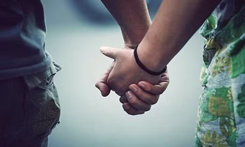 Van ben nhau du chong dang mac no tien ty