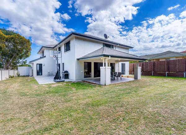 Mới đây, bà xã của Bảo Duy đã bất ngờ công bố rằng cô và chồng đã mua được một căn biệt thự ưng ý để hai vợ chồng sống chung trên đất Úc. Toàn bộ biệt thự trị giá 1,1 triệu đô la Úc (vào khoảng hơn 800 nghìn đô la Mỹ). Căn biệt thự có đầy đủ sân, vườn và rất gần gũi với thiên nhiên. Mới đây, bà xã của Bảo Duy đã bất ngờ công bố rằng cô và chồng đã mua được một căn biệt thự ưng ý để hai vợ chồng sống chung trên đất Úc. Toàn bộ biệt thự trị giá 1,1 triệu đô la Úc (vào khoảng hơn 800 nghìn đô la Mỹ). Căn biệt thự có đầy đủ sân, vườn và rất gần gũi với thiên nhiên.