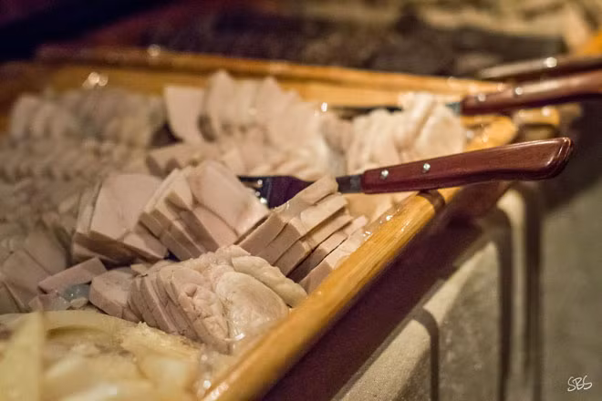 5. Sour ram's testicles (Tinh hoàn cừu) Món ăn kinh dị này có vị chua dịu, tinh hoàn của con cừu được nén chặt vào một cái khuôn sau khi được muối chua. Mặc dù, trông khá mềm mịn, hấp dẫn như chỉ cần nghe cái tên thôi là bạn cũng không dám thưởng thức.