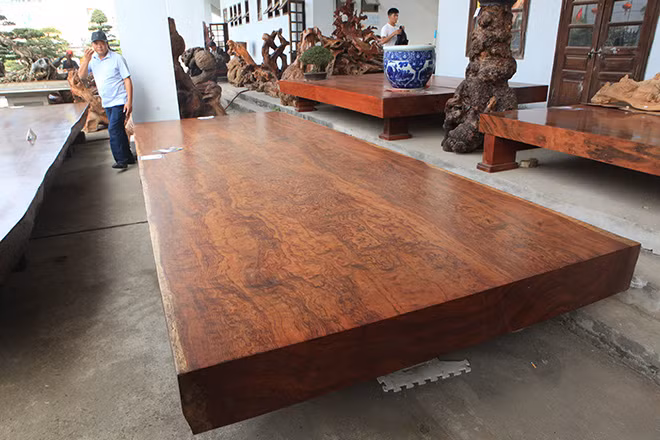 Chiếc sập gỗ được làm từ gỗ Cẩm Lai nhập khẩu từ Nam Phi, có giá hơn 3,2 tỷ đồng.