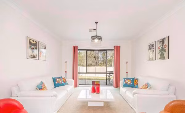 Nội thất của căn nhà được vợ chồng Bảo Duy chọn lựa theo phong cách hiện đại, màu trắng đơn giản và trẻ trung. Nội thất của căn nhà được vợ chồng Bảo Duy chọn lựa theo phong cách hiện đại, màu trắng đơn giản và trẻ trung.