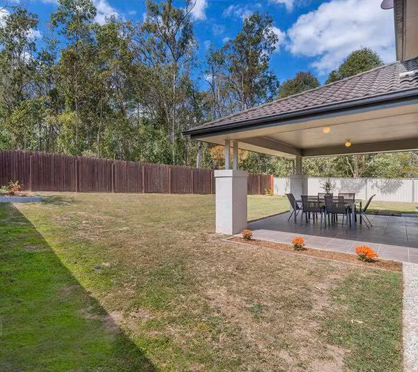 Khuôn viên của biệt thự có đủ diện tích cho con cái vui chơi cũng như tổ chức các bữa tiệc ngoài trời. Khoảng đất này được Bảo Duy chia sẻ anh sẽ sửa sang làm bể bơi và sân chơi cho gia đình. Khuôn viên của biệt thự có đủ diện tích cho con cái vui chơi cũng như tổ chức các bữa tiệc ngoài trời. Khoảng đất này được Bảo Duy chia sẻ anh sẽ sửa sang làm bể bơi và sân chơi cho gia đình.