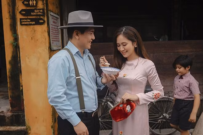 Cậu bé Cà Phê nghịch ngợm bên cạnh bố mẹ.