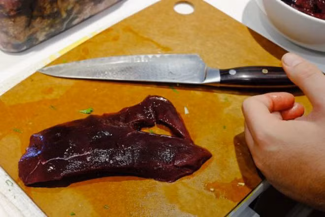 8.Vây hải cẩu Người ta thường chế biến vây hải cẩu bằng cách ngâm vào trong sữa tươi rồi đem muối. Sau một thời gian thì hương vị của nó chuyển sang vị chua, hơi nhớt nhớt, có vị ngọt, nhai hơi sần sật.