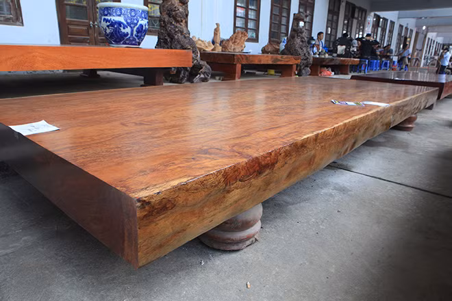 Chiếc sập nặng hơn 4 tấn, có chiều dài hơn 5m, rộng 2,1m và dày 30cm với hoa văn nổi 3D, mềm mại.