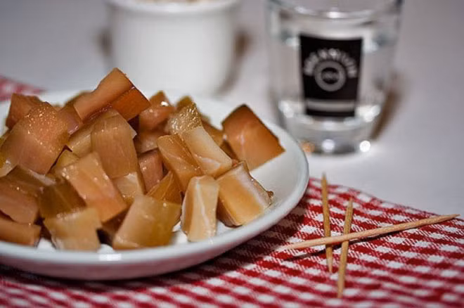 1.Hikarl (Thịt cá mập lên men) Cách thức lên men truyền thống của cá mập là chôn thịt cá vào trong đất để quá trình thối rửa được diễn ra tự nhiên, sau đó người ta sẽ đem đi phơi khô từ 3-4 tháng. Trong quá trình lên men đặc biệt này đã tạo nên một mùi amoniac khá mạnh, vị rất khó ăn. Nếu là những người sành ăn phô mát thì có thể thưởng thức được đặc sản nổi tiếng này ngay lần đầu tiên, còn nếu không bạn chỉ nên thử một miếng nhỏ.