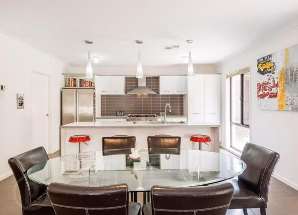 Phòng ăn và bếp được sử dụng nhiều dụng cụ hiện đại. Đây sẽ là nơi cả gia đình anh quây quần dùng bữa tối. Phòng ăn và bếp được sử dụng nhiều dụng cụ hiện đại. Đây sẽ là nơi cả gia đình anh quây quần dùng bữa tối.