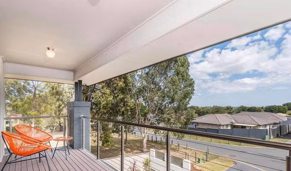 Ban công có tầm nhìn cũng rất rộng, là nơi vợ chồng anh sẽ uống trà thư giãn. Ban công có tầm nhìn cũng rất rộng, là nơi vợ chồng anh sẽ uống trà thư giãn.