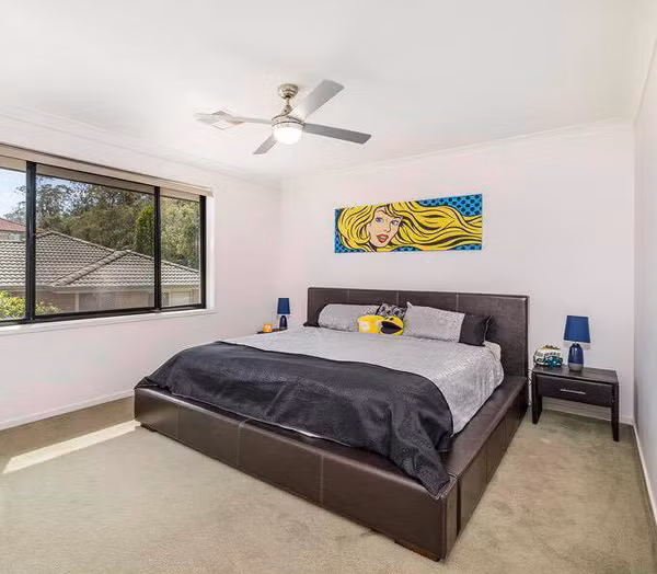 Phòng ngủ của hai vợ chồng và các con rất đơn giản, tự nhiên. Phòng ngủ của hai vợ chồng và các con rất đơn giản, tự nhiên.