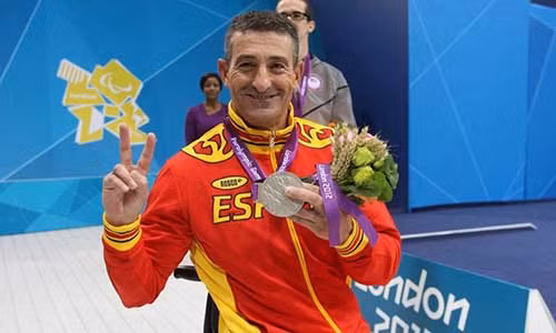 Cuoc doi it ai ngo cua trum khung bo buoc ra tu bong toi