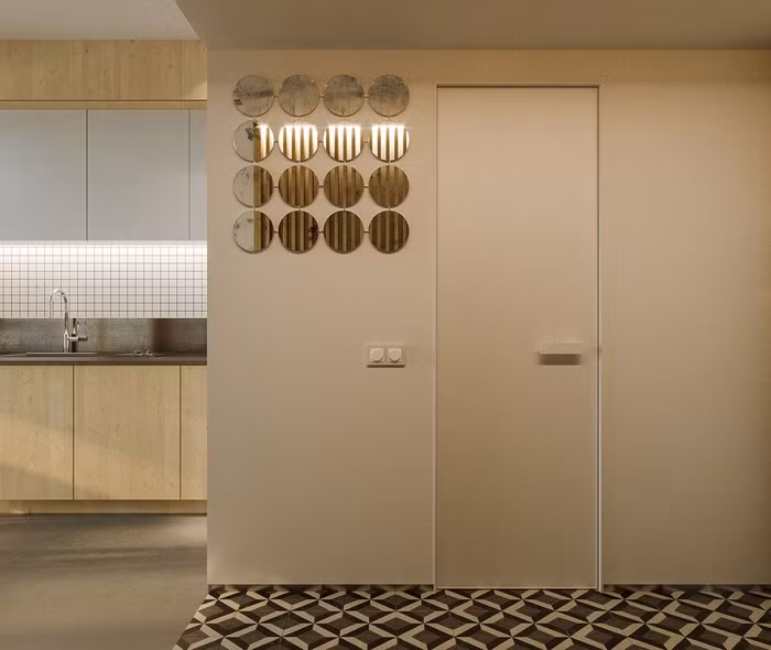 Người kiến trúc sư đã treo những chiếc gương nhỏ đủ để bạn gái có thể chỉnh trang lại tóc hay lớp make up trước khi ra ngoài.