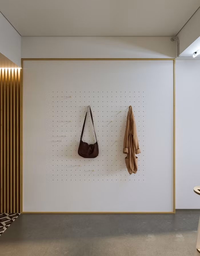 Một chi tiết không kém phần độc đáo trong phòng trọ này chính là bức tường có nhiều lỗ nhỏ. Với mỗi lỗ nhỏ, bạn có thể cắm que gỗ và treo đồ đạc lên một cách dễ dàng.