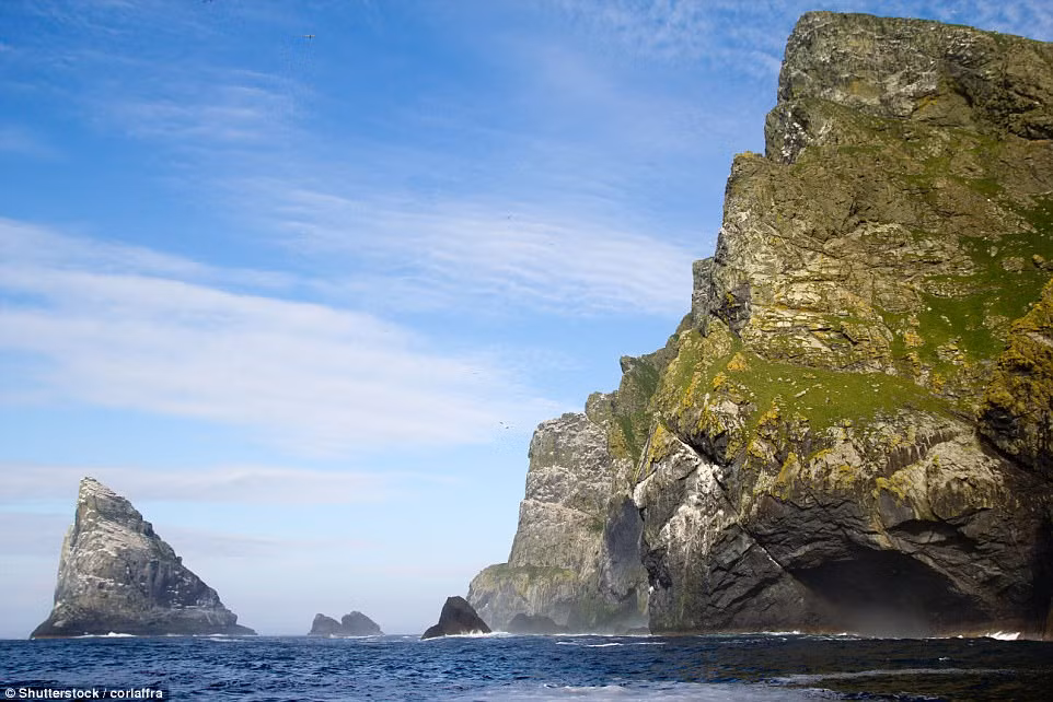 St Kilda, Scotland St Kilda, cách 40 dặm về phía tây Outer Hebrides. Hòn đảo này chỉ có các nhân viên quân đội, mặc dù vẫn có các nhóm tình nguyện viên mùa hè đến nơi đây để giúp bảo tồn và khôi phục một số tòa nhà độc đáo của hòn đảo. Mặc dù bị cô lập, St Kilda và các hòn đảo bao quanh nó vẫn cung cấp một lịch sử phong phú cho du khách. Theo các hồ sơ ghi chép thì hòn đảo có người đến sinh sống từ cuối thời Trung cổ, mặc dù có bằng chứng khảo cổ cho rằng con người đã ở đây từ thời tiền sử.