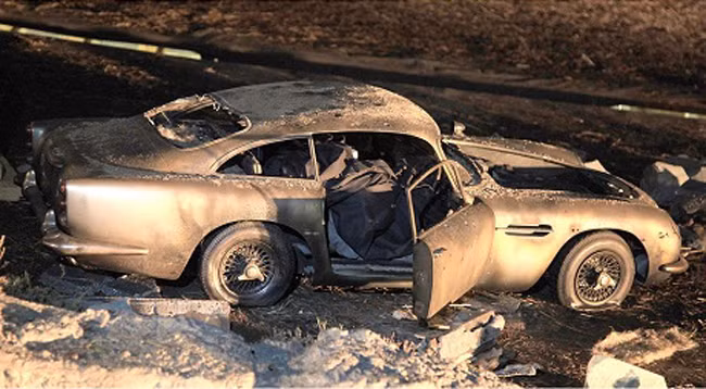 Vì chiếc xe quá đắt đỏ nên người ta phải sử dụng một chiếc xe cũ thay thế trên thực tế.