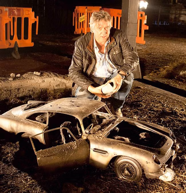 Mô hình chiếc DB5 với kích cỡ bằng 1/3 thực tế được chèn vào hình ảnh chiếc xe cũ. Sau đó cảnh cháy nổ ảo diệu sẽ được ghép vào y như thật để đánh lừa khán giả.