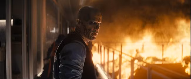 El Diablo trong Suicide Squad đứng giữa cảnh biển lửa rất ngầu.