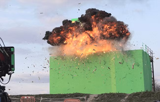 Câu trả lời là đây. Kíp cháy nổ thực hiện với một mô hình nền xanh. Sau đó kỹ xảo hình ảnh sẽ ghép khi lên phim.