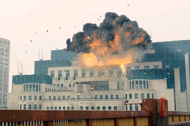 Trụ sở Cục tình báo Anh bị cháy nổ trong phim kỳ thực có phải là một cảnh thật trên phim trường?