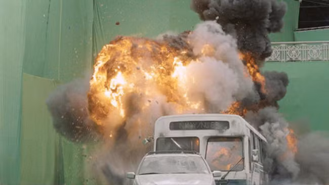 Thực chất cảnh cháy nổ chỉ thực hiện trong phim trường không có diễn viên.