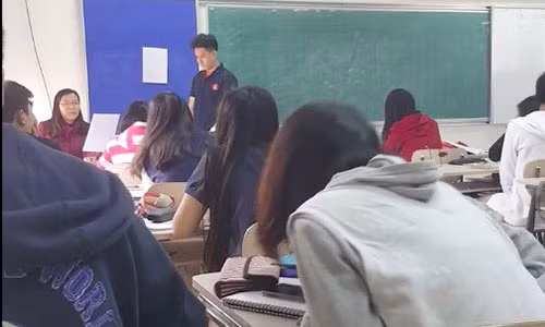 Ban kiem diem ly ky nhu phim hanh dong cua cau hoc tro toi lop muon