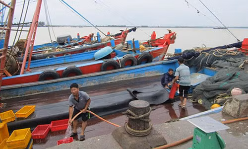 Bao bat thuong tan cong mien Trung: Nhieu “bom” nuoc co the vo