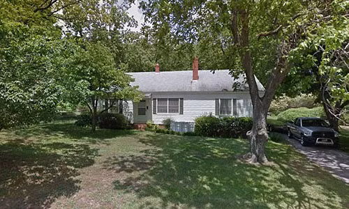 Chó Pitbull cắn chết bé 20 tháng tuổi, bà nội bị tội giết người. Bà Sandra Bowers Adams, 70 tuổi, bị cảnh sát thành phố Hartwell, quận Hart, bang Georgia, Mỹ bắt giữ sau cái chết của cháu trai 20 tháng tuổi Paris Adams do bị chó Pitbull tấn công. Con chó dữ tấn công khi bà Sandra đang trông nom cậu bé. Ảnh: Ngôi nhà nơi xảy ra vụ tấn công.