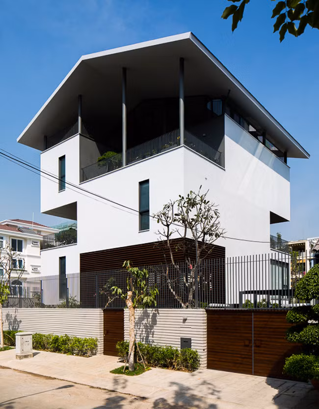 Do vị trí như vậy, yêu cầu của chủ nhà là một không gian sống hiện đại, không bị triều cường “đe dọa” sinh hoạt thường ngày...