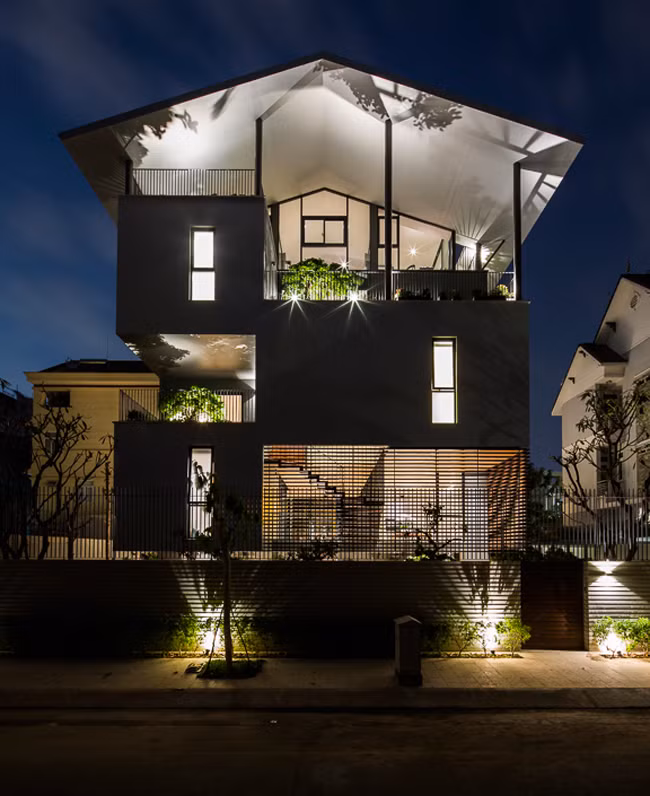 Kiến trúc sư đã đưa ra giải pháp “sàn treo” để đáp ứng yêu cầu khó nhằn này.