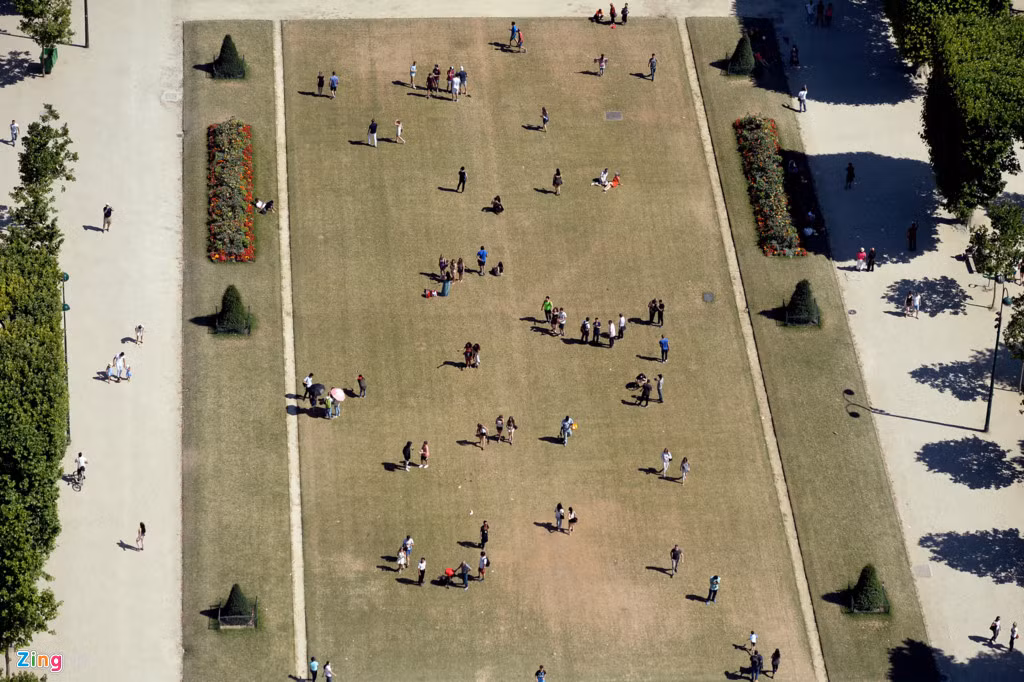 Xung quanh khu vực này có nhiều thảm cỏ, hồ nước, là nơi lý tưởng cho du khách đến Paris.